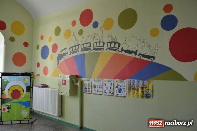 Zdjęcie w galerii na portalu naszraciborz.pl: Malarskie metamorfozy w Szkole Podstawowej nr 4 wiadomości z regionu