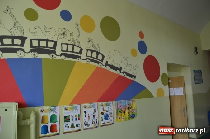 Zdjęcie w galerii na portalu naszraciborz.pl: Malarskie metamorfozy w Szkole Podstawowej nr 4 wiadomości z regionu