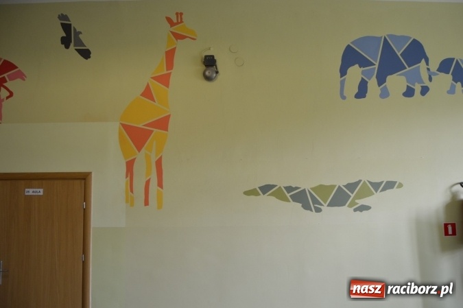 Zdjęcie w galerii na portalu naszraciborz.pl: Malarskie metamorfozy w Szkole Podstawowej nr 4 wiadomości z regionu