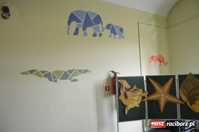 Zdjęcie w galerii na portalu naszraciborz.pl: Malarskie metamorfozy w Szkole Podstawowej nr 4 wiadomości z regionu