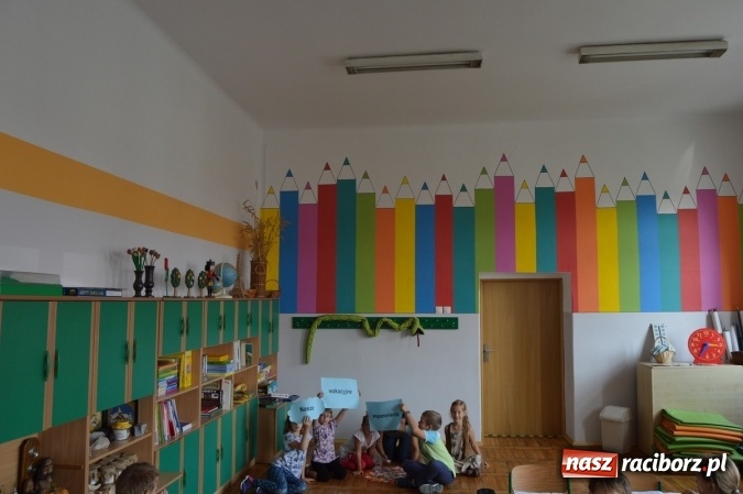 Zdjęcie w galerii na portalu naszraciborz.pl: Malarskie metamorfozy w Szkole Podstawowej nr 4 wiadomości z regionu