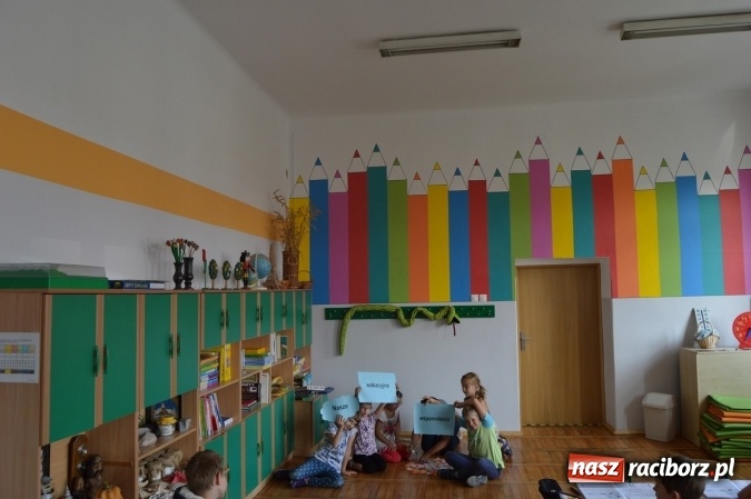 Zdjęcie w galerii na portalu naszraciborz.pl: Malarskie metamorfozy w Szkole Podstawowej nr 4 wiadomości z regionu