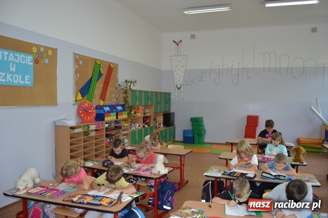 Zdjęcie w galerii na portalu naszraciborz.pl: Malarskie metamorfozy w Szkole Podstawowej nr 4 wiadomości z regionu