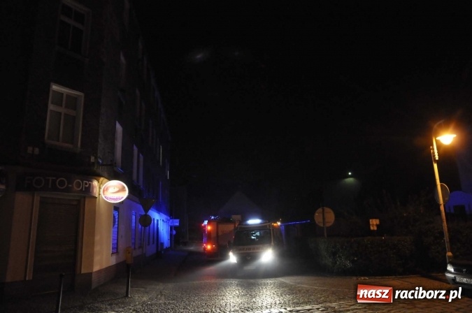 Zdjęcie w galerii na portalu naszraciborz.pl: Potrawa pozostawiona na piecu przyczyną silnego zadymienia. Lokator mieszkania trafił do szpitala wiadomości z regionu