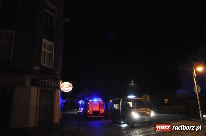 Zdjęcie w galerii na portalu naszraciborz.pl: Potrawa pozostawiona na piecu przyczyną silnego zadymienia. Lokator mieszkania trafił do szpitala wiadomości z regionu
