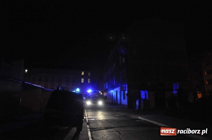 Zdjęcie w galerii na portalu naszraciborz.pl: Potrawa pozostawiona na piecu przyczyną silnego zadymienia. Lokator mieszkania trafił do szpitala wiadomości z regionu