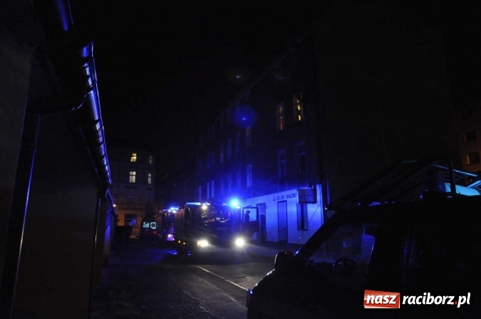 Zdjęcie w galerii na portalu naszraciborz.pl: Potrawa pozostawiona na piecu przyczyną silnego zadymienia. Lokator mieszkania trafił do szpitala wiadomości z regionu