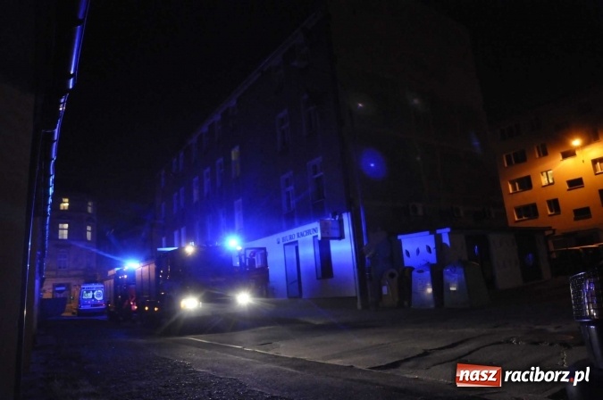 Zdjęcie w galerii na portalu naszraciborz.pl: Potrawa pozostawiona na piecu przyczyną silnego zadymienia. Lokator mieszkania trafił do szpitala wiadomości z regionu