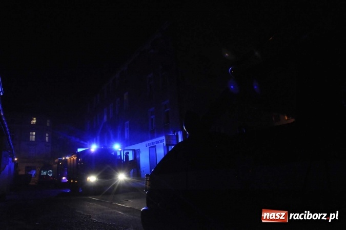 Zdjęcie w galerii na portalu naszraciborz.pl: Potrawa pozostawiona na piecu przyczyną silnego zadymienia. Lokator mieszkania trafił do szpitala wiadomości z regionu