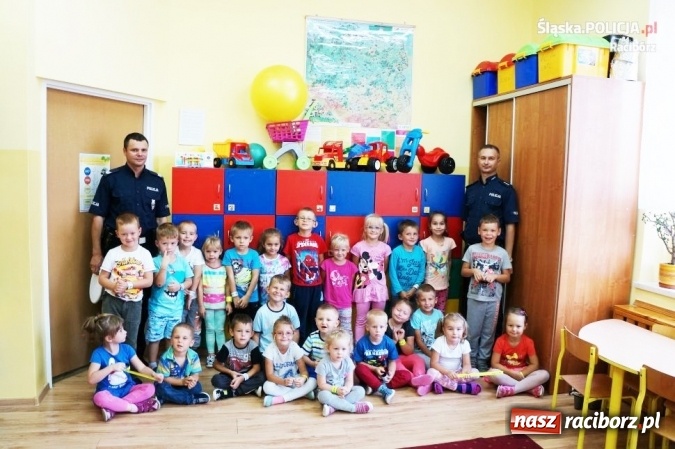Zdjęcie w galerii na portalu naszraciborz.pl: Bezpieczna droga do szkoły - policjanci odwiedzili placówki w Rzuchowie i Kobyli wiadomości z regionu