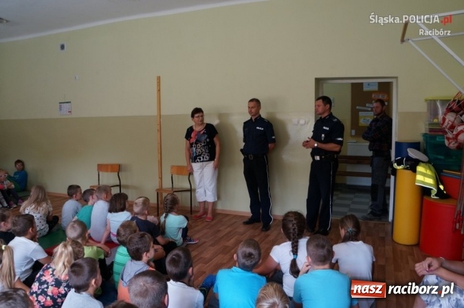 Zdjęcie w galerii na portalu naszraciborz.pl: Bezpieczna droga do szkoły - policjanci odwiedzili placówki w Rzuchowie i Kobyli wiadomości z regionu