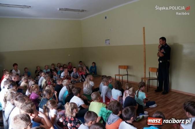 Zdjęcie w galerii na portalu naszraciborz.pl: Bezpieczna droga do szkoły - policjanci odwiedzili placówki w Rzuchowie i Kobyli wiadomości z regionu