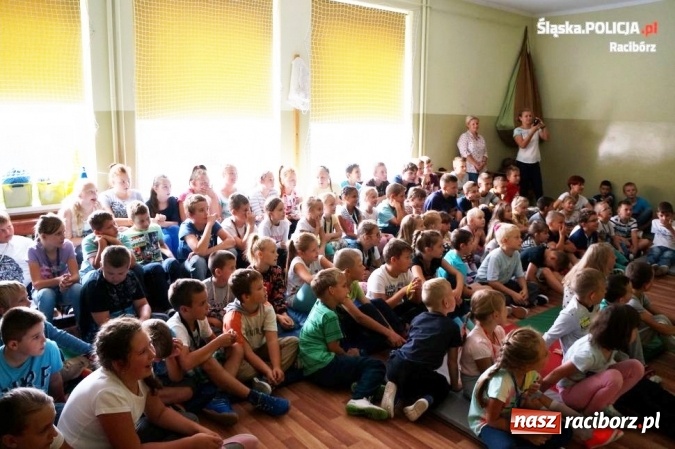 Zdjęcie w galerii na portalu naszraciborz.pl: Bezpieczna droga do szkoły - policjanci odwiedzili placówki w Rzuchowie i Kobyli wiadomości z regionu