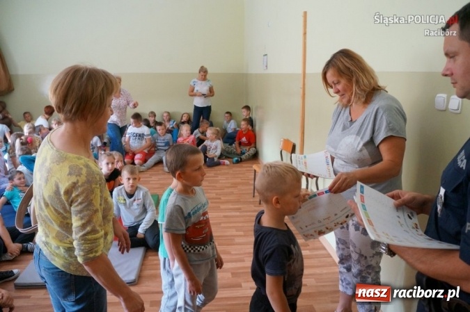 Zdjęcie w galerii na portalu naszraciborz.pl: Bezpieczna droga do szkoły - policjanci odwiedzili placówki w Rzuchowie i Kobyli wiadomości z regionu