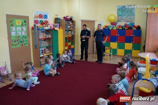 Zdjęcie w galerii na portalu naszraciborz.pl: Bezpieczna droga do szkoły - policjanci odwiedzili placówki w Rzuchowie i Kobyli wiadomości z regionu