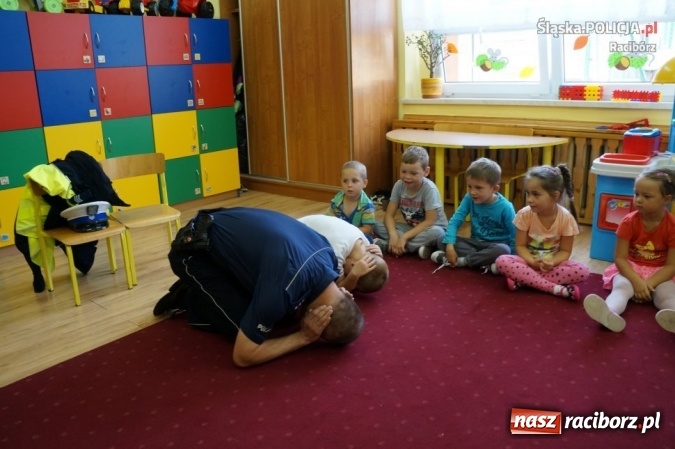 Zdjęcie w galerii na portalu naszraciborz.pl: Bezpieczna droga do szkoły - policjanci odwiedzili placówki w Rzuchowie i Kobyli wiadomości z regionu