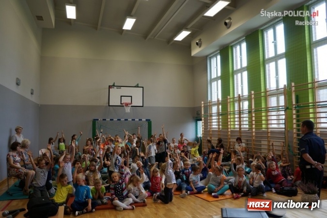 Zdjęcie w galerii na portalu naszraciborz.pl: Bezpieczna droga do szkoły - policjanci odwiedzili placówki w Rzuchowie i Kobyli wiadomości z regionu