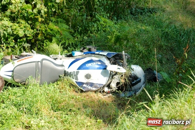 Zdjęcie w galerii na portalu naszraciborz.pl: DK 45. Zderzenie motocykla suzuki z osobową kią na trasie Racibórz - Opole wiadomości z regionu
