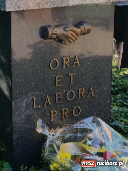 Zdjęcie w galerii na portalu naszraciborz.pl: Pomnik Pamięci na cmentarzu Jeruzalem w Raciborzu ma już 20 lat wiadomości z regionu