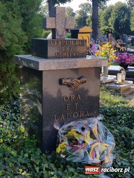 Zdjęcie w galerii na portalu naszraciborz.pl: Pomnik Pamięci na cmentarzu Jeruzalem w Raciborzu ma już 20 lat wiadomości z regionu