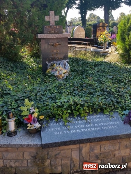 Zdjęcie w galerii na portalu naszraciborz.pl: Pomnik Pamięci na cmentarzu Jeruzalem w Raciborzu ma już 20 lat wiadomości z regionu