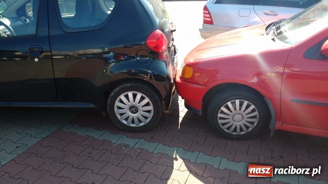 Zdjęcie w galerii na portalu naszraciborz.pl: Toyota stoczyła się na polo na parkingu przy Biedronce na Opawskiej, a jej właściciel... wiadomości z regionu