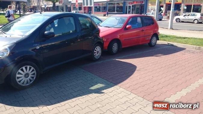 Zdjęcie w galerii na portalu naszraciborz.pl: Toyota stoczyła się na polo na parkingu przy Biedronce na Opawskiej, a jej właściciel... wiadomości z regionu