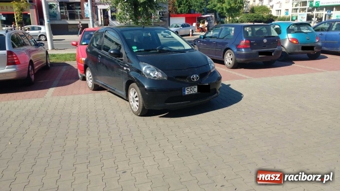 Zdjęcie w galerii na portalu naszraciborz.pl: Toyota stoczyła się na polo na parkingu przy Biedronce na Opawskiej, a jej właściciel... wiadomości z regionu