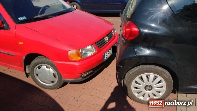 Zdjęcie w galerii na portalu naszraciborz.pl: Toyota stoczyła się na polo na parkingu przy Biedronce na Opawskiej, a jej właściciel... wiadomości z regionu
