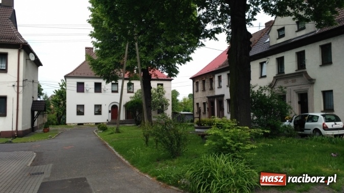 Zdjęcie w galerii na portalu naszraciborz.pl: Plac Warszawski i ulica Powstańców Śląskich w Chałupkach po przebudowie  wiadomości z regionu