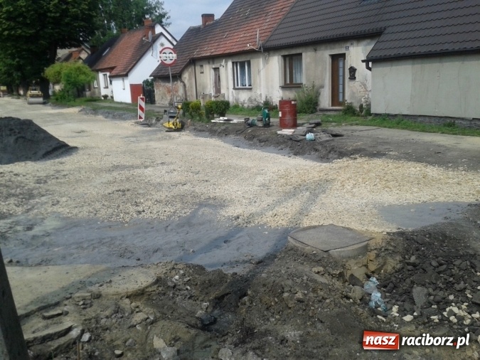 Zdjęcie w galerii na portalu naszraciborz.pl: Plac Warszawski i ulica Powstańców Śląskich w Chałupkach po przebudowie  wiadomości z regionu