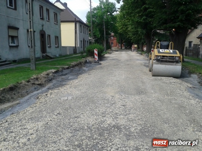 Zdjęcie w galerii na portalu naszraciborz.pl: Plac Warszawski i ulica Powstańców Śląskich w Chałupkach po przebudowie  wiadomości z regionu