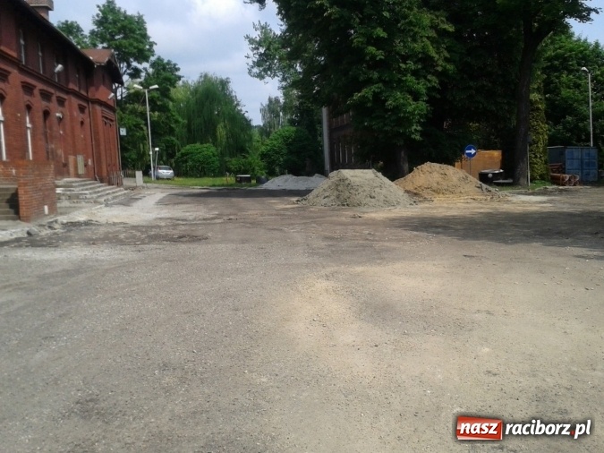 Zdjęcie w galerii na portalu naszraciborz.pl: Plac Warszawski i ulica Powstańców Śląskich w Chałupkach po przebudowie  wiadomości z regionu