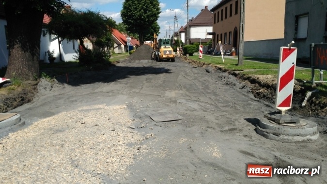 Zdjęcie w galerii na portalu naszraciborz.pl: Plac Warszawski i ulica Powstańców Śląskich w Chałupkach po przebudowie  wiadomości z regionu