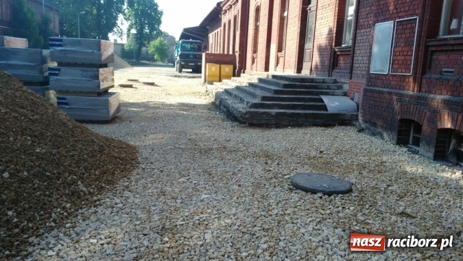 Zdjęcie w galerii na portalu naszraciborz.pl: Plac Warszawski i ulica Powstańców Śląskich w Chałupkach po przebudowie  wiadomości z regionu