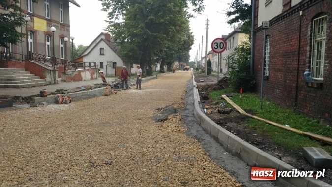Zdjęcie w galerii na portalu naszraciborz.pl: Plac Warszawski i ulica Powstańców Śląskich w Chałupkach po przebudowie  wiadomości z regionu