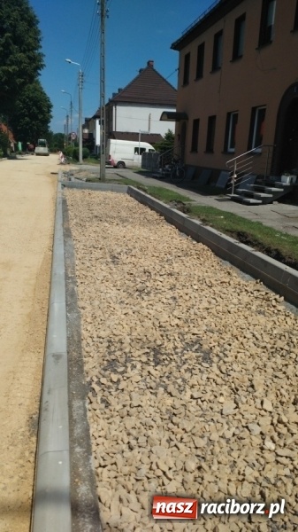 Zdjęcie w galerii na portalu naszraciborz.pl: Plac Warszawski i ulica Powstańców Śląskich w Chałupkach po przebudowie  wiadomości z regionu