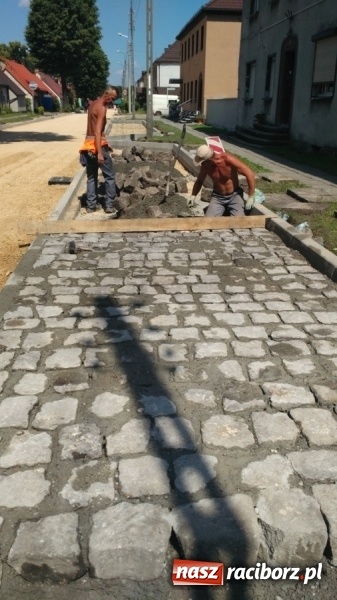 Zdjęcie w galerii na portalu naszraciborz.pl: Plac Warszawski i ulica Powstańców Śląskich w Chałupkach po przebudowie  wiadomości z regionu