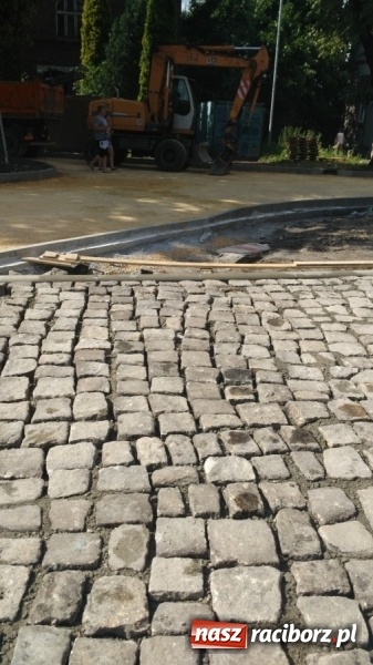 Zdjęcie w galerii na portalu naszraciborz.pl: Plac Warszawski i ulica Powstańców Śląskich w Chałupkach po przebudowie  wiadomości z regionu