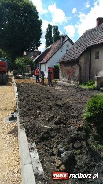 Zdjęcie w galerii na portalu naszraciborz.pl: Plac Warszawski i ulica Powstańców Śląskich w Chałupkach po przebudowie  wiadomości z regionu