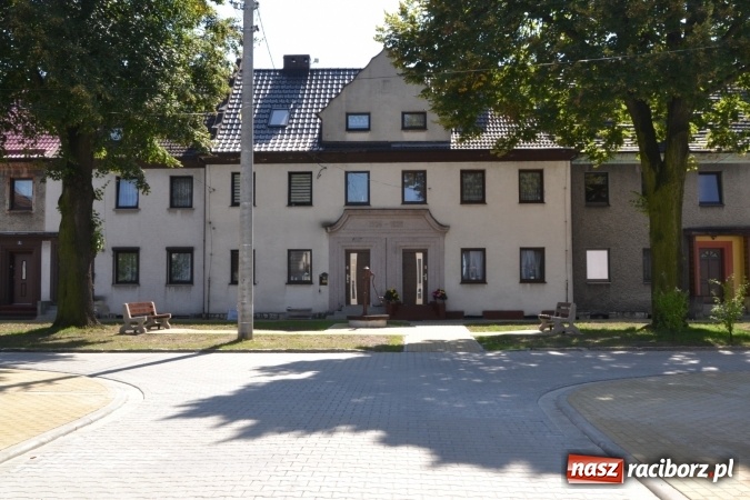 Zdjęcie w galerii na portalu naszraciborz.pl: Plac Warszawski i ulica Powstańców Śląskich w Chałupkach po przebudowie  wiadomości z regionu