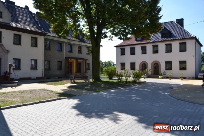 Zdjęcie w galerii na portalu naszraciborz.pl: Plac Warszawski i ulica Powstańców Śląskich w Chałupkach po przebudowie  wiadomości z regionu