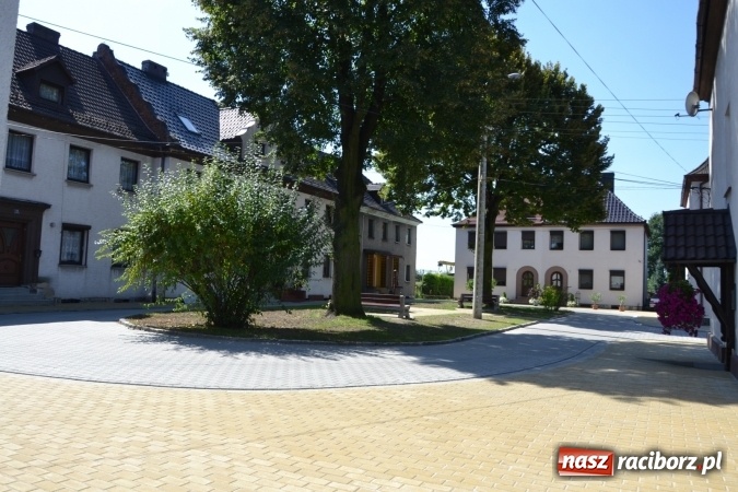 Zdjęcie w galerii na portalu naszraciborz.pl: Plac Warszawski i ulica Powstańców Śląskich w Chałupkach po przebudowie  wiadomości z regionu