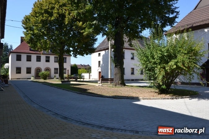 Zdjęcie w galerii na portalu naszraciborz.pl: Plac Warszawski i ulica Powstańców Śląskich w Chałupkach po przebudowie  wiadomości z regionu