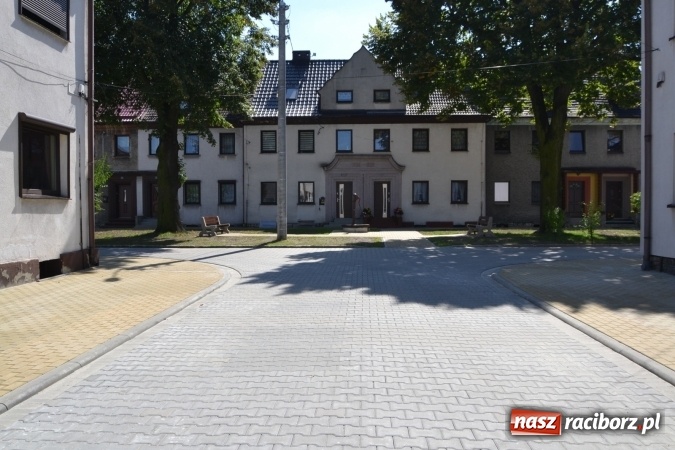 Zdjęcie w galerii na portalu naszraciborz.pl: Plac Warszawski i ulica Powstańców Śląskich w Chałupkach po przebudowie  wiadomości z regionu