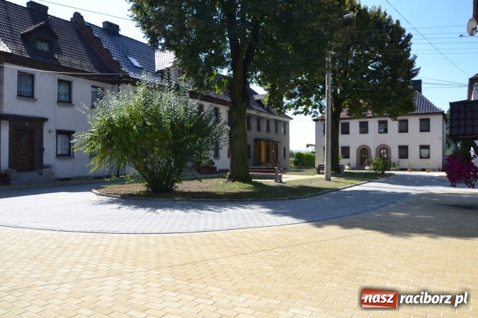 Zdjęcie w galerii na portalu naszraciborz.pl: Plac Warszawski i ulica Powstańców Śląskich w Chałupkach po przebudowie  wiadomości z regionu