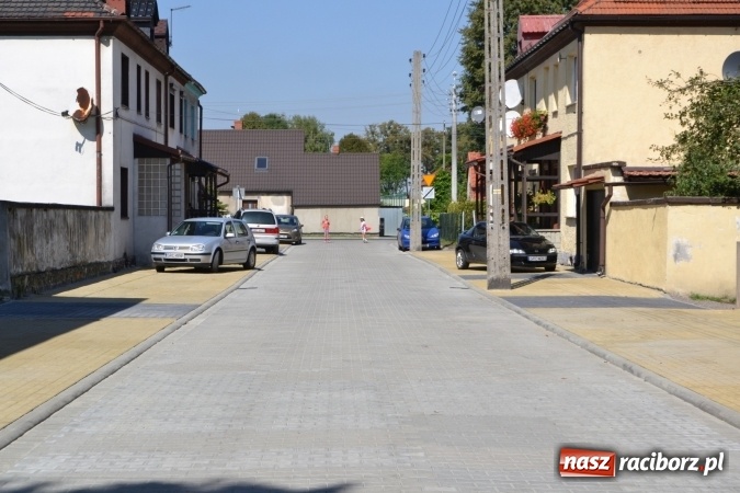 Zdjęcie w galerii na portalu naszraciborz.pl: Plac Warszawski i ulica Powstańców Śląskich w Chałupkach po przebudowie  wiadomości z regionu