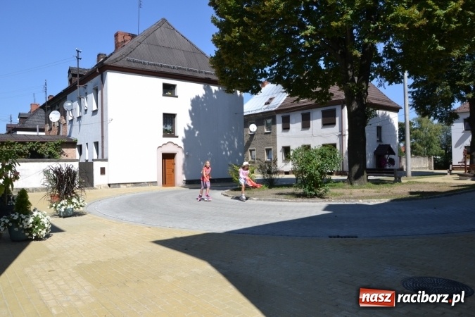 Zdjęcie w galerii na portalu naszraciborz.pl: Plac Warszawski i ulica Powstańców Śląskich w Chałupkach po przebudowie  wiadomości z regionu