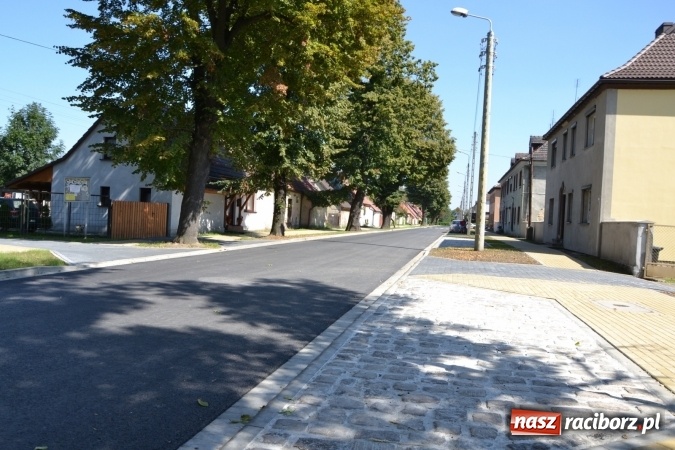 Zdjęcie w galerii na portalu naszraciborz.pl: Plac Warszawski i ulica Powstańców Śląskich w Chałupkach po przebudowie  wiadomości z regionu