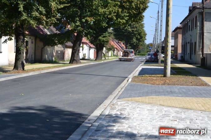 Zdjęcie w galerii na portalu naszraciborz.pl: Plac Warszawski i ulica Powstańców Śląskich w Chałupkach po przebudowie  wiadomości z regionu